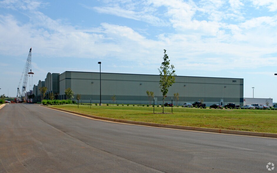 More Photos Of 301 James Record Rd, Huntsville Warehouse For Lease