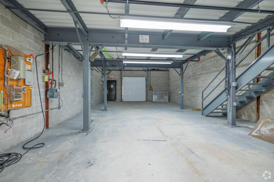 More Photos Of 500-548 Av Meloche, Dorval Warehouse For Lease