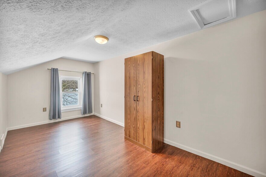 More Photos Of 4085 Herner County Line Rd, Southington Showroom For Sale