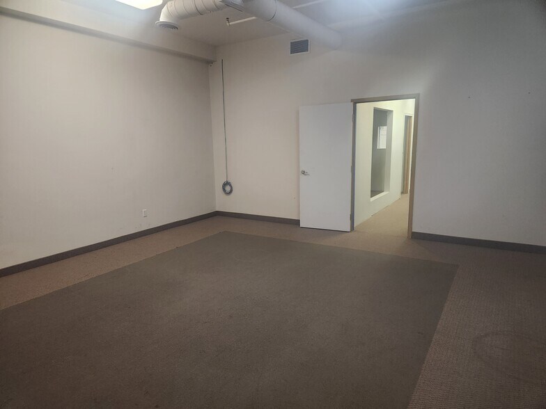 More Photos Of 7003 Steeles Ave W, Toronto Light Manufacturing For Lease