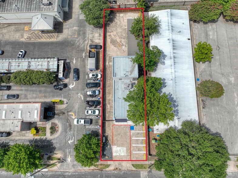 More Photos Of 1717 N Garrett Ave, Dallas Medical For Sale