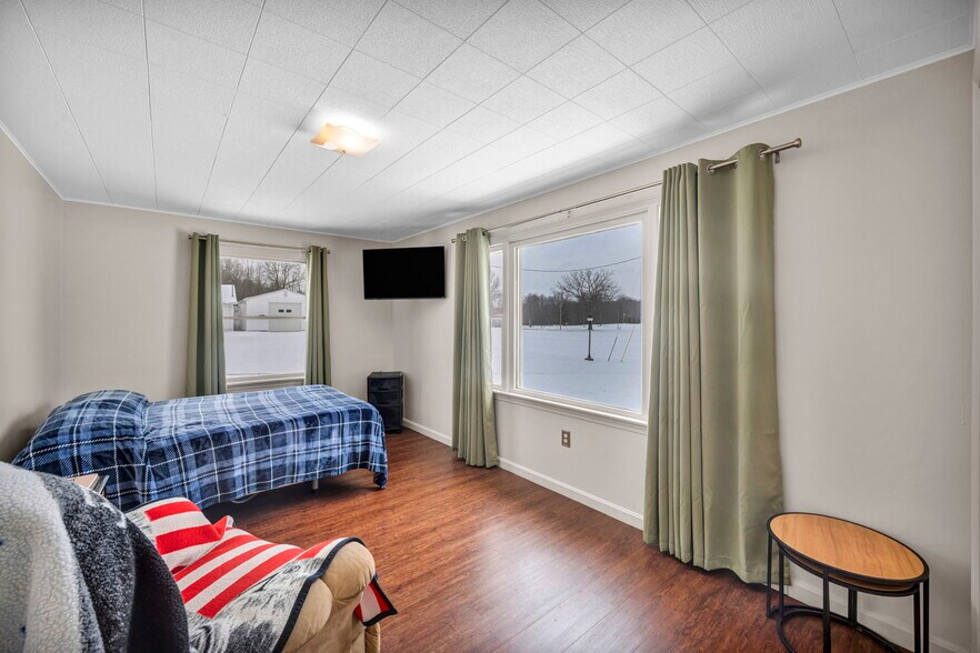 More Photos Of 4085 Herner County Line Rd, Southington Showroom For Sale