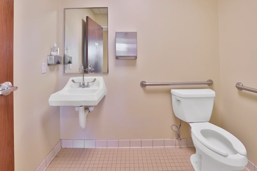 More Photos Of 249-285 Lafayette Ave, Suffern Hospital For Lease