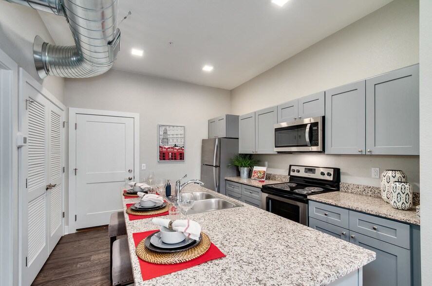 More Photos Of 300 S Logan St, Denver Apartments For Lease