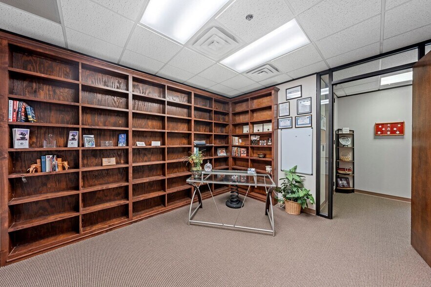 More Photos Of 222 S Sidney Baker St, Kerrville Office For Sale