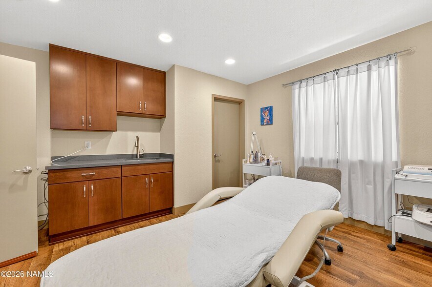 More Photos Of 1300 N Rim Dr, Flagstaff Medical For Sale