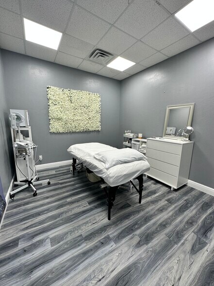 More Photos Of 8911 Daniels Pky, Fort Myers Storefront Retail Office For Lease