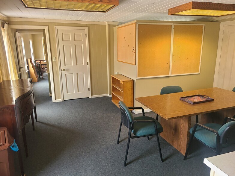 More Photos Of 555 E Main St, Somerset Flex For Sale