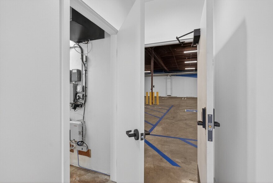 More Photos Of 1322-1326 Obispo Ave, Long Beach Warehouse For Lease