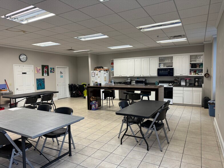 More Photos Of 120 Arnold Mill Park, Woodstock Light Distribution For Lease