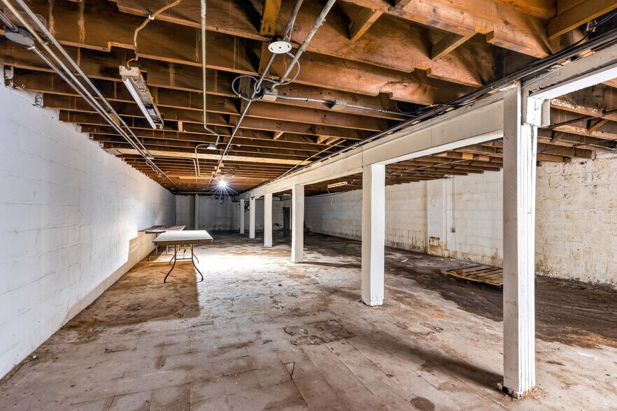 More Photos Of 1005 W Broadway Ave, Minneapolis Storefront For Sale