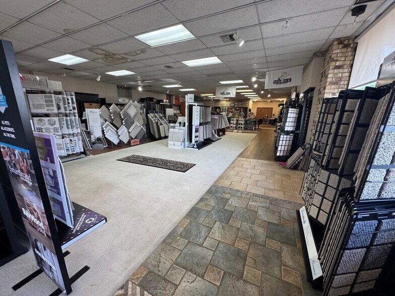 More Photos Of 1900 Crockett Rd, Palestine Storefront For Sale