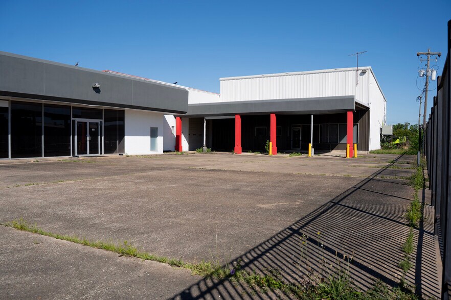 More Photos Of 4925 Avenue H, Rosenberg Warehouse For Lease