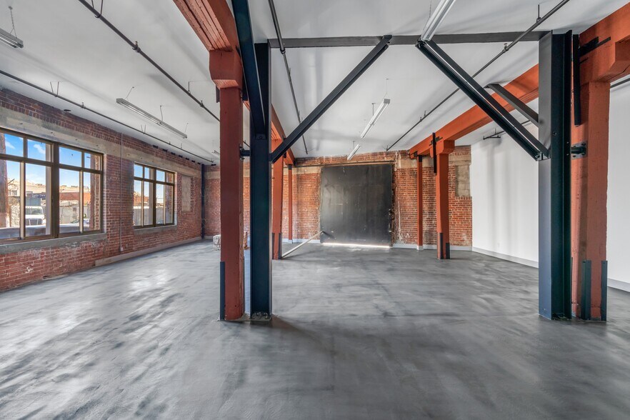 More Photos Of 2079 E 15th St, Los Angeles Flex For Lease