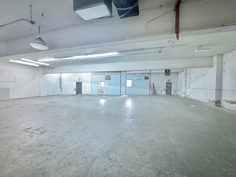 More Photos Of 120 New Hyde Park Rd, Franklin Square Showroom For Lease