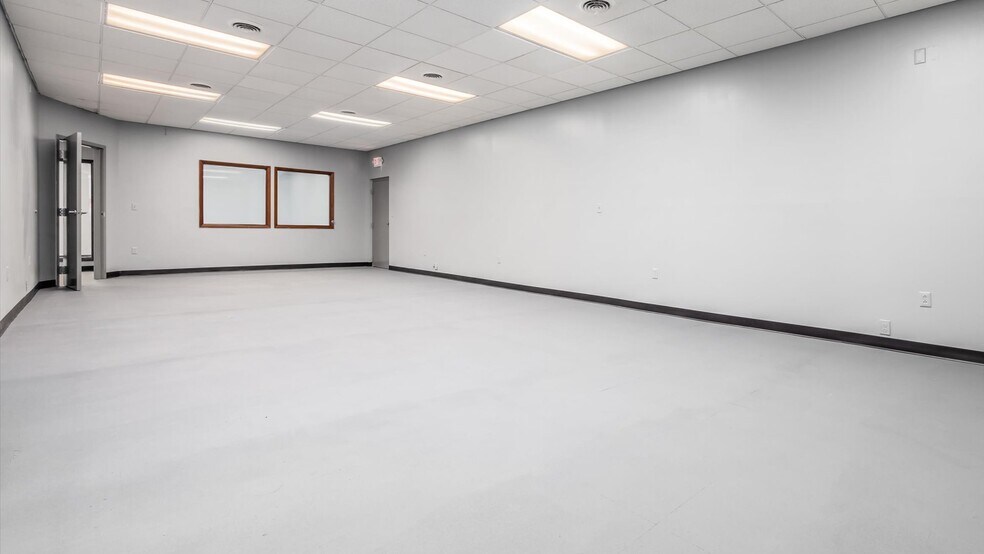 More Photos Of 1101 Woodlawn Ave, Cambridge Warehouse For Sale