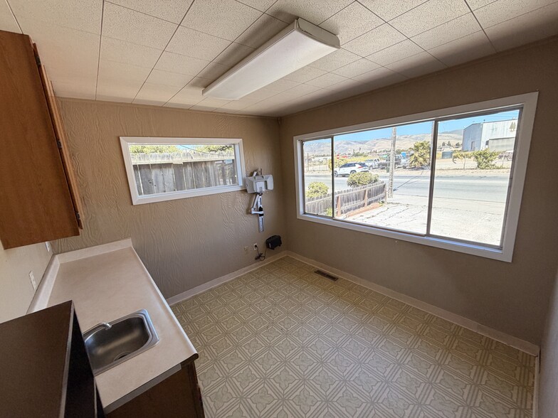 More Photos Of 311 Nestles Rd, Soledad Veterinarian Kennel For Sale