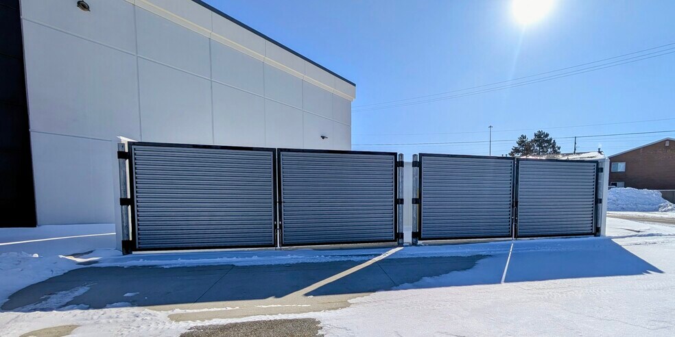 More Photos Of 662-868 E Big Beaver Rd, Troy Storefront For Lease