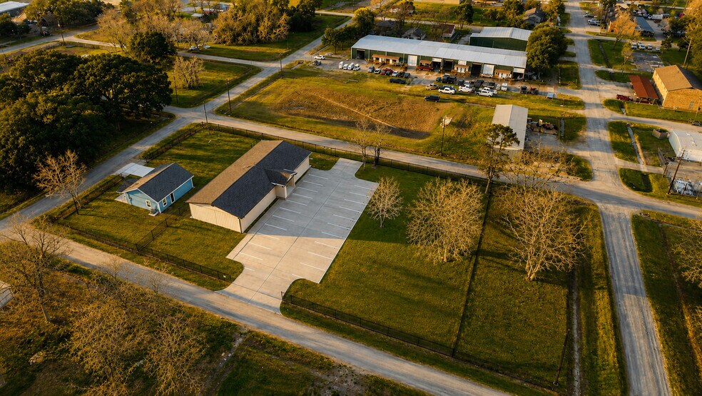 More Photos Of 4206 2nd 1/2 St, Brookshire Office For Sale