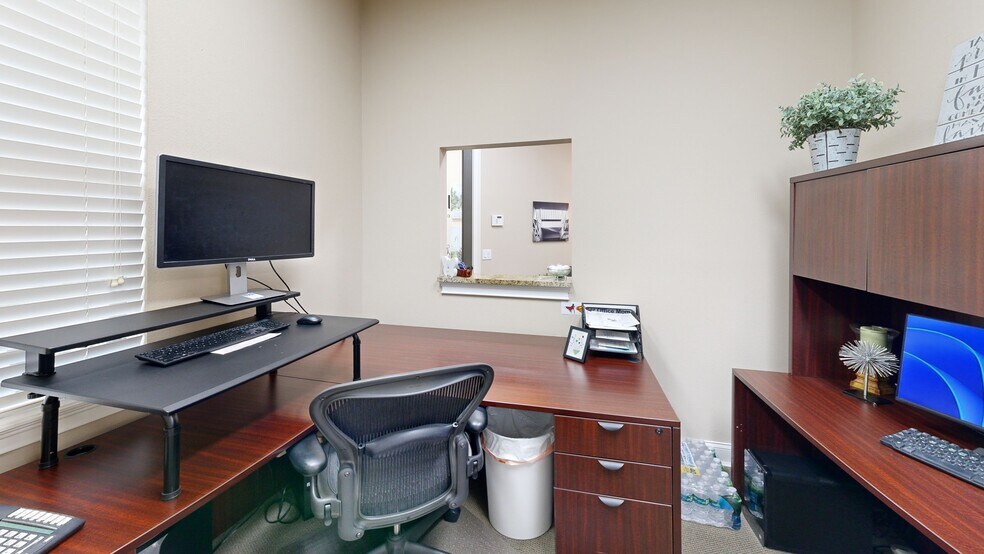 More Photos Of 5908 Hillside Heights Dr, Lakeland Medical For Sale