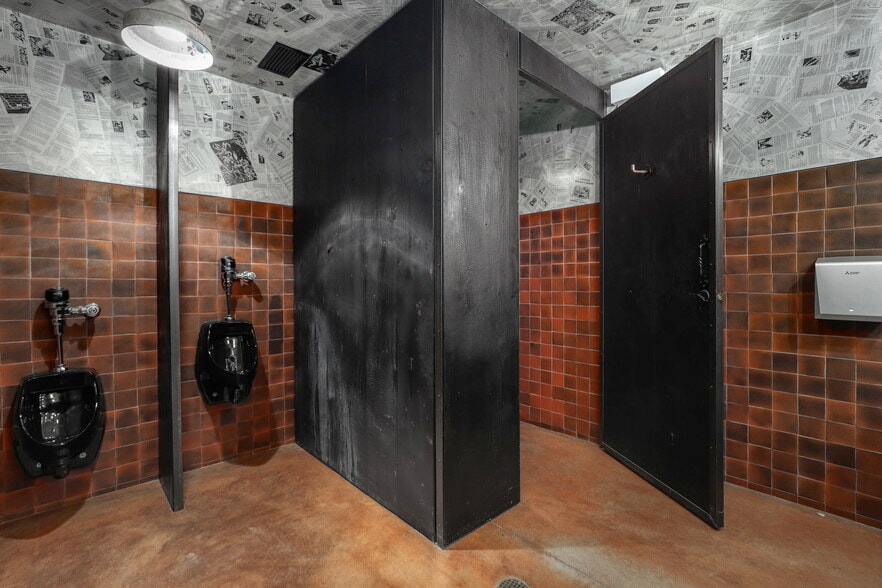 More Photos Of 819 N California Ave, Chicago Bar For Sale