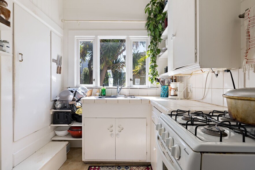 More Photos Of 102 Hamilton Pl, Oakland Multifamily For Sale