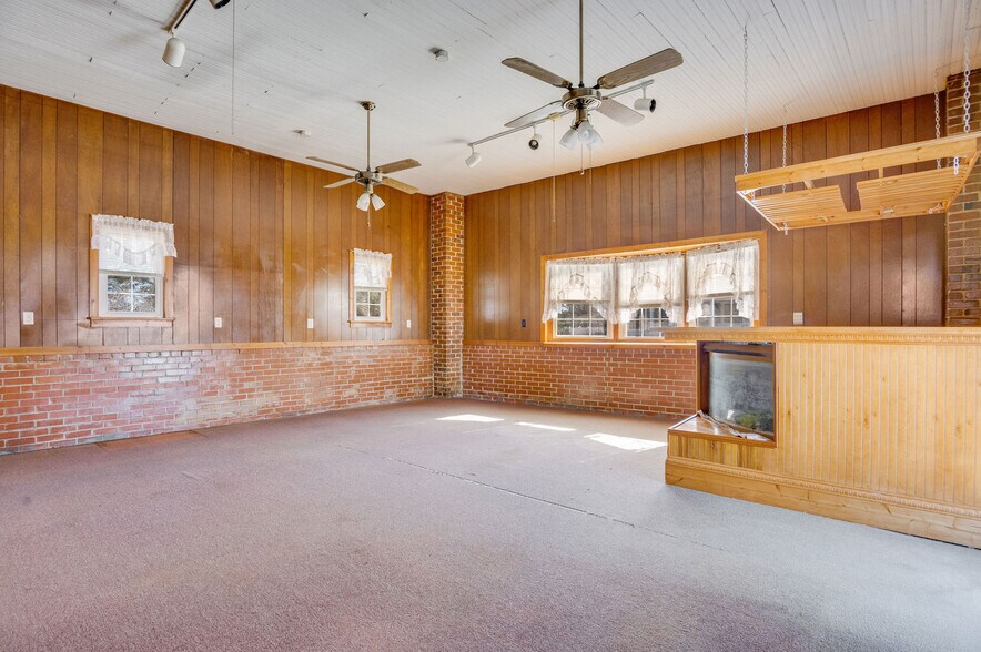 More Photos Of 201 N Wilmington St, Richlands General Retail For Sale