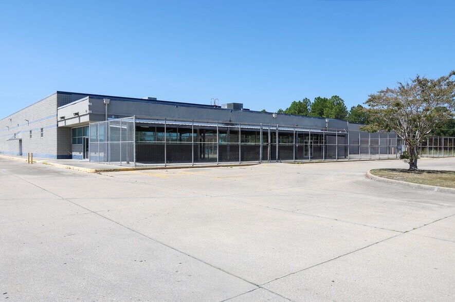 More Photos Of 3943 Denny Ave, Pascagoula General Retail For Lease