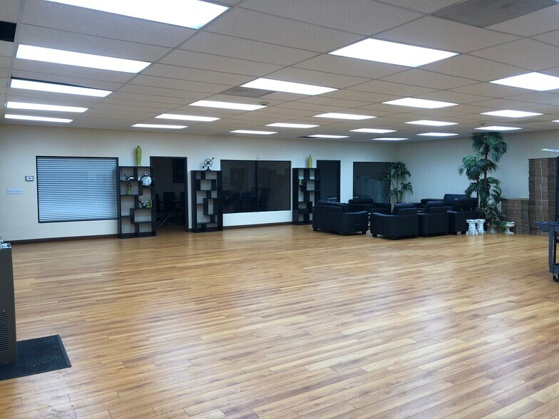 More Photos Of 20640 Bahama St, Chatsworth Service For Lease