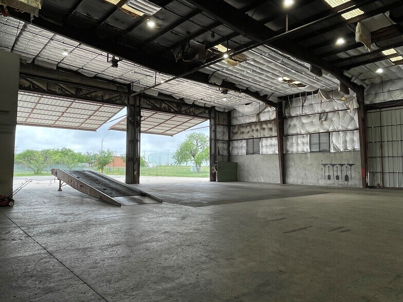 More Photos Of 3003-3015 Aniol St, San Antonio Service For Lease