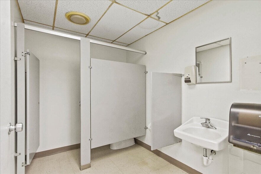 More Photos Of 6886 Wishart St, Huntsville Light Distribution For Lease