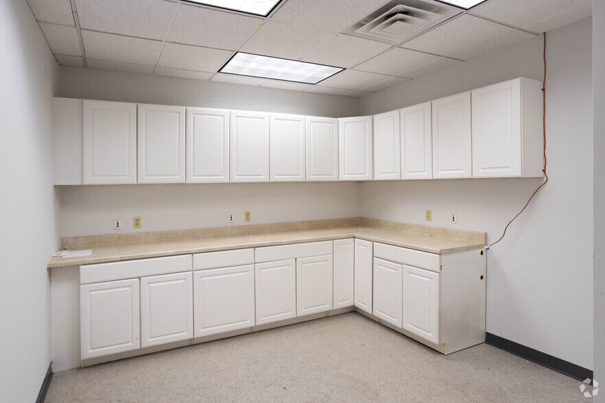 More Photos Of 900 US Highway 9 N, Woodbridge Office For Lease