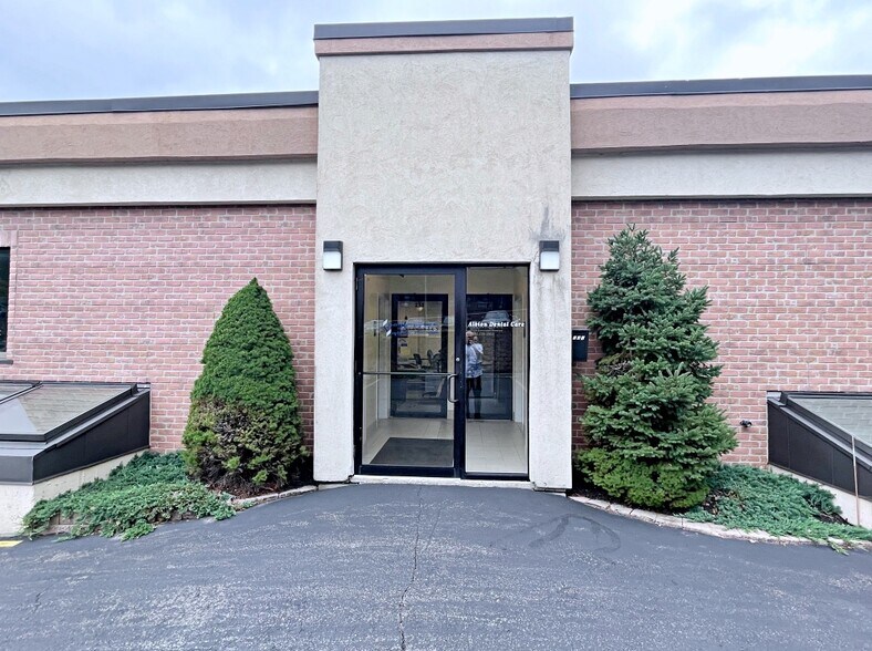 More Photos Of 23 Cambridge St, Burlington Storefront For Lease