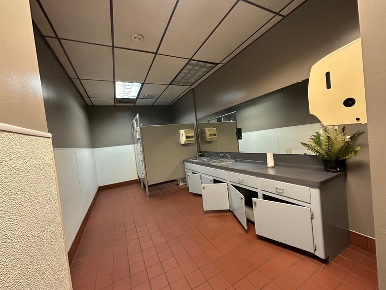 More Photos Of 7803 Hansen Rd, Houston Warehouse For Lease