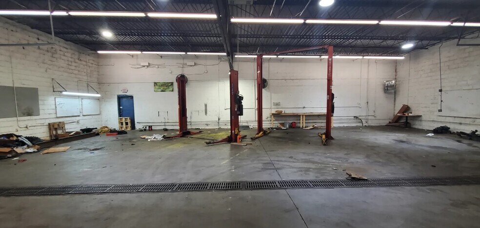 More Photos Of 2960 Knoxville Center Dr, Knoxville Freestanding For Lease