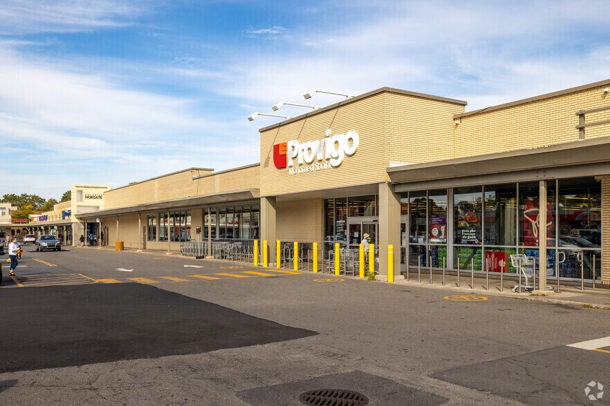 Primary Photo Of 1051-1191 Rue Décarie, Montréal Storefront Retail Office For Lease