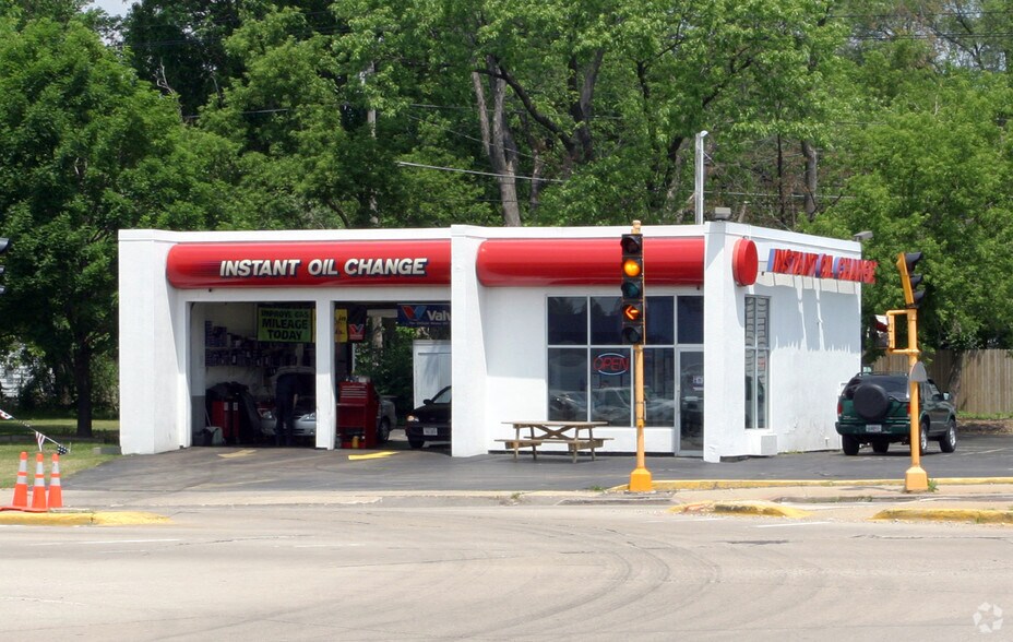 More Photos Of 832 E Moreland Blvd, Waukesha Auto Repair For Lease
