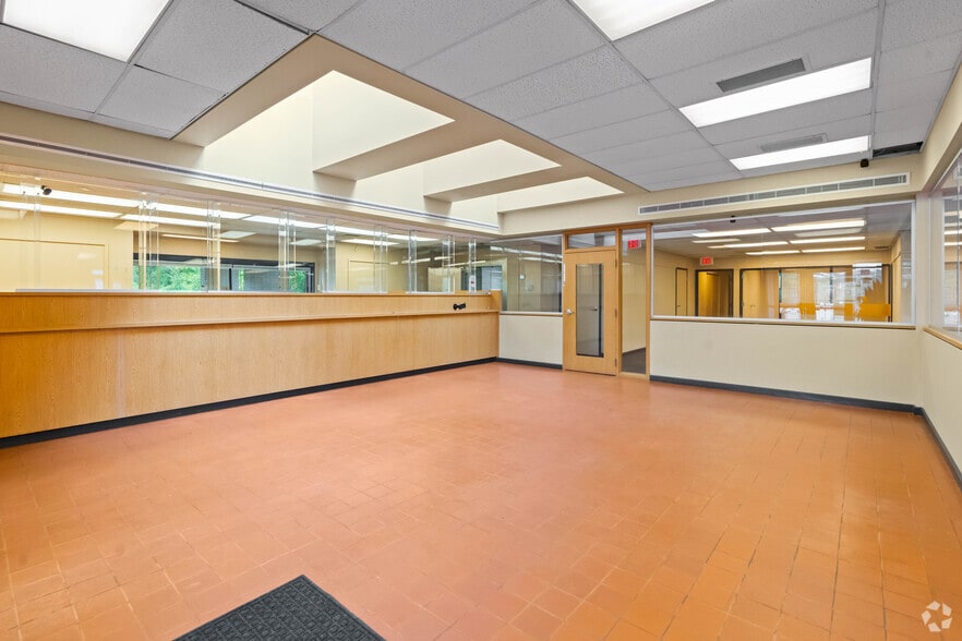 More Photos Of 9412 Livingston Rd, Fort Washington Bank For Lease