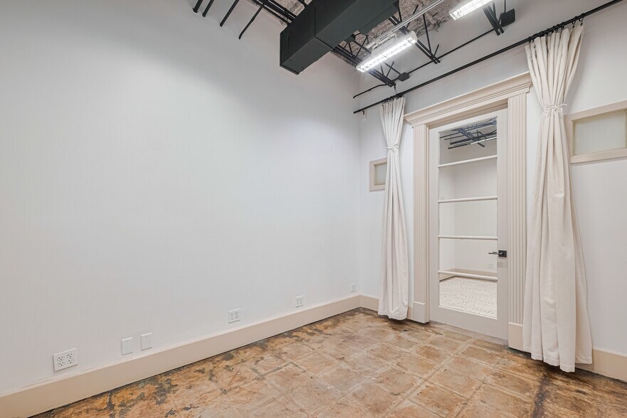 More Photos Of 1920 N Memorial Way, Houston Loft Creative Space For Lease