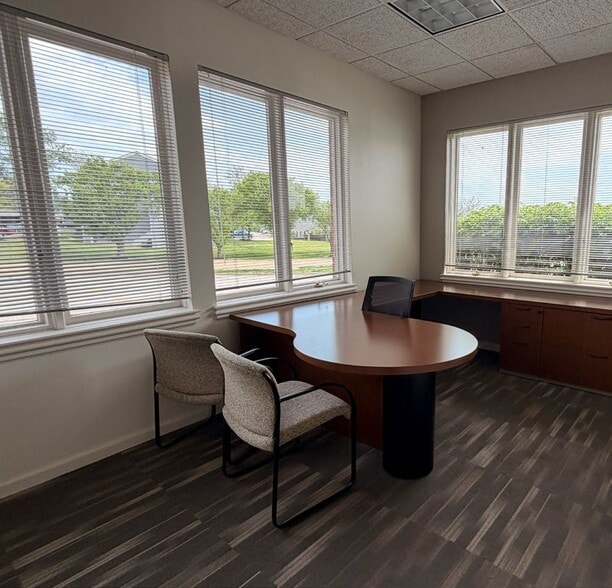 More Photos Of 16415 Village Plaza View Dr, Wildwood General Retail For Lease