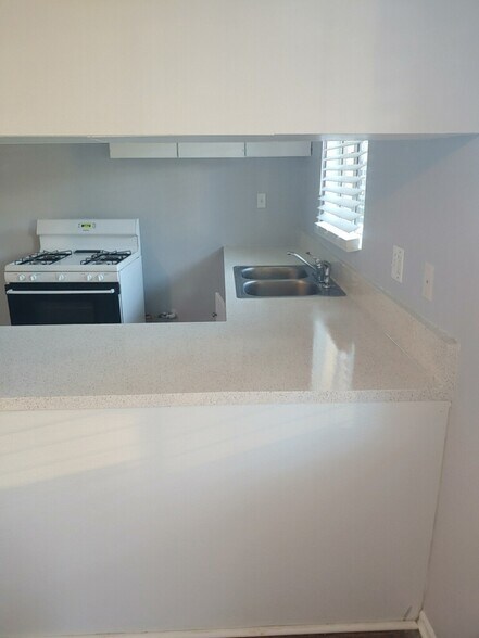 More Photos Of 1935 W Linden St, Riverside Apartments For Sale