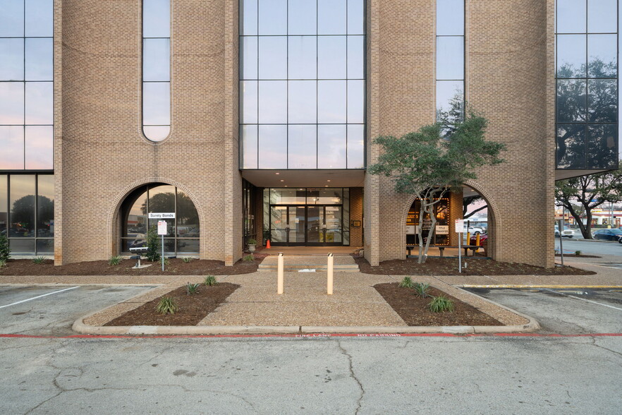 More Photos Of 1925 E Belt Line Rd, Carrollton Office For Lease