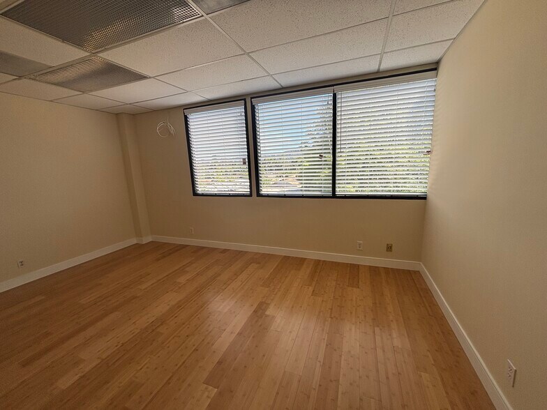 More Photos Of 11336 Camarillo St, Toluca Lake Office For Sale