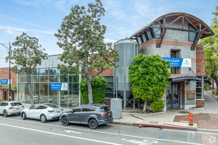 More Photos Of 145 S San Fernando Blvd, Burbank Restaurant For Lease