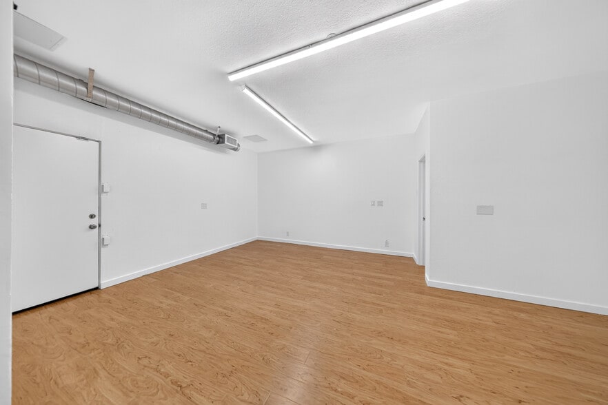 More Photos Of 19709 Ventura Blvd, Woodland Hills Office For Lease