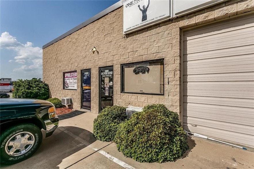 More Photos Of 401 Western Hills Trl, Granbury Warehouse For Sale
