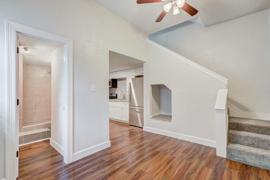 More Photos Of 2127-1 Maximilian St, Houston Apartments For Sale