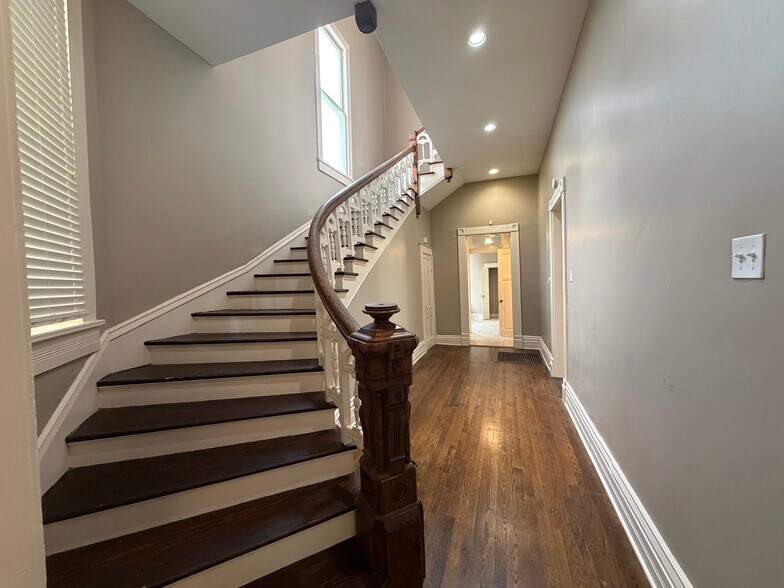 More Photos Of 28 S Idlewild St, Memphis Freestanding For Sale