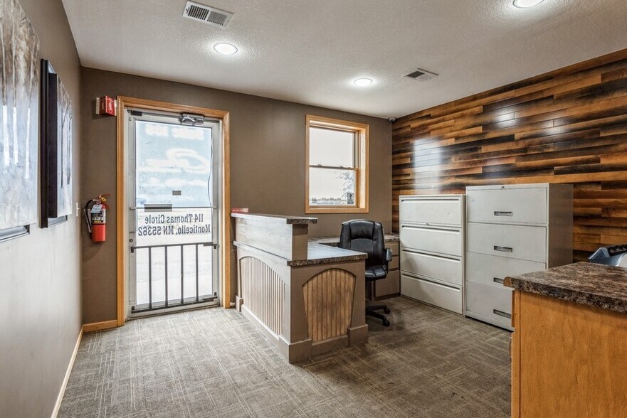 More Photos Of 114 Thomas Cir, Monticello Warehouse For Lease