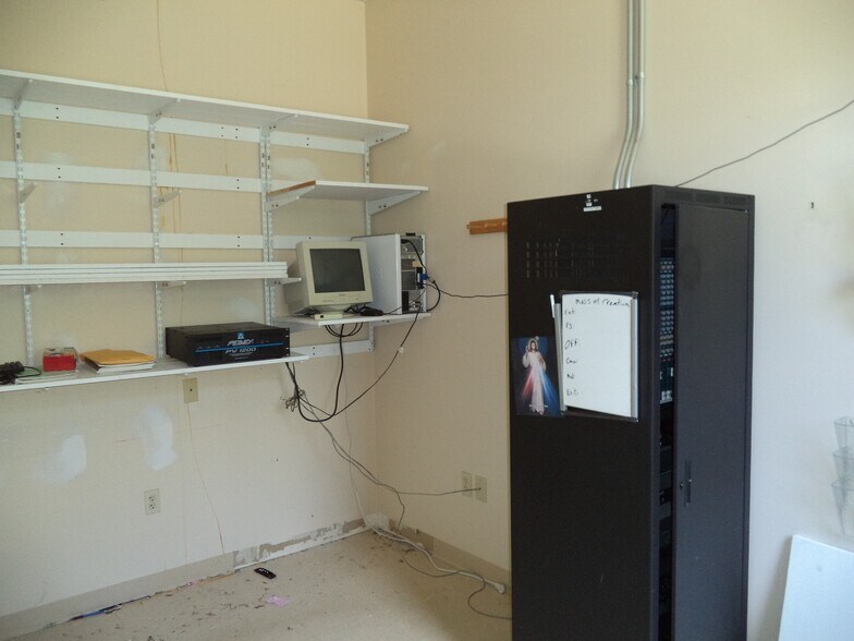 More Photos Of 187 Hampstead Rd, Derry Specialty For Sale